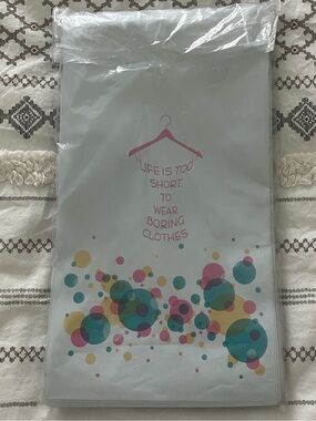 Graphic Print Poly mailers with Colorful Bubbles